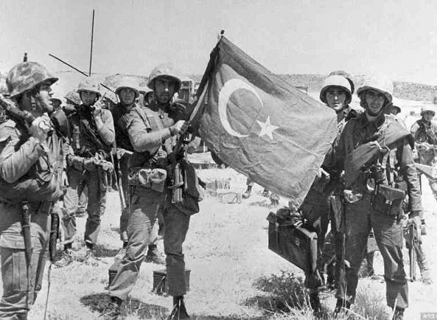 Ο συμπαθής Τουρκοκύπριος μικροπωλητής που άπλωνε την πραμάτεια του έξω από στρατόπεδα της Εθνικής Φρουράς ήταν Τούρκος αντισυνταγματάρχης!